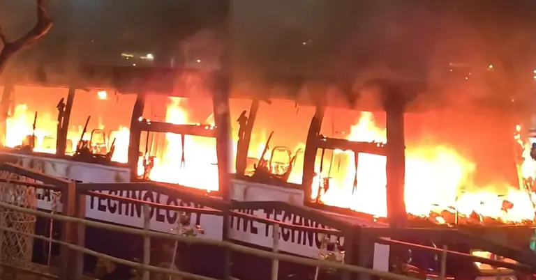 শান্ত মারিয়াম ইউনিভার্সিটির বাসে আগুন